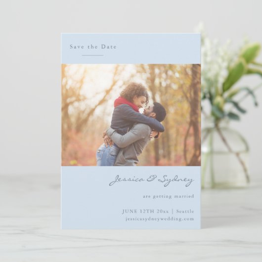 Save The Date Écriture Bleue Douce Couple Photo Mariage (Debout devant)