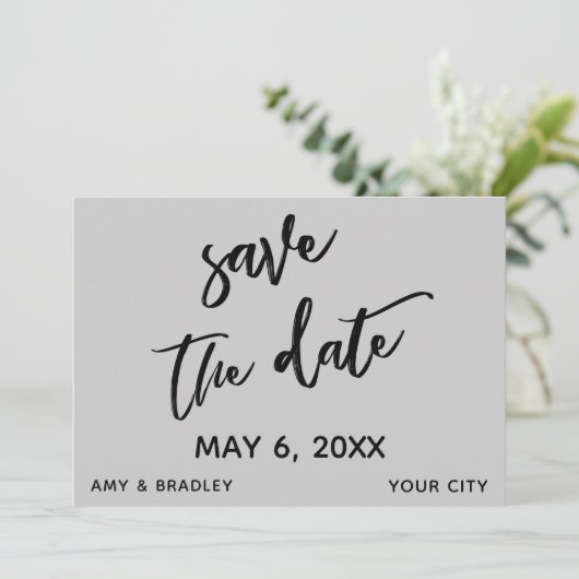 Save The Date Écriture décontractée Mariage gris clair Typograph (Debout devant)