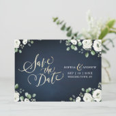 Save The Date Écriture dorée, fleurs blanches sur fond bleu mari (Debout devant)