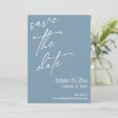 Save The Date Écriture manuscrite élégante simple Dusty Blue (Debout devant)