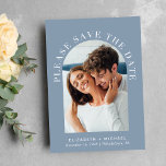 Save The Date Elégant Arc Photo QR Code Dusty Blue<br><div class="desc">Mariage bleu poussiéreux moderne enregistrer la carte de date avec votre photo dans un cadre voûté entouré par "Please Save The Date" en texte blanc élégant. Sous votre photo, ajoutez vos prénoms, votre date de mariage et votre emplacement. Au contraire, personnalisez l'enregistrement des détails de la date dans une simple...</div>