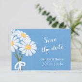 Save The Date Elégant blanc marguerites bleu Enregistrer le Mari (Debout devant)