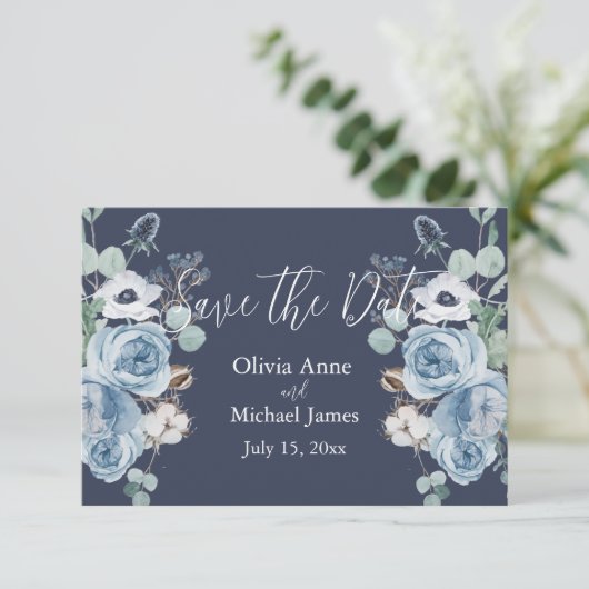Save The Date Élégant Bleu foncé & Blanc floral Script (Debout devant)