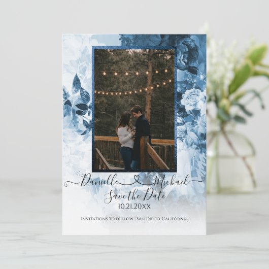 Save The Date Élégant bleu marine blanc floral Script Coeur Phot (Debout devant)