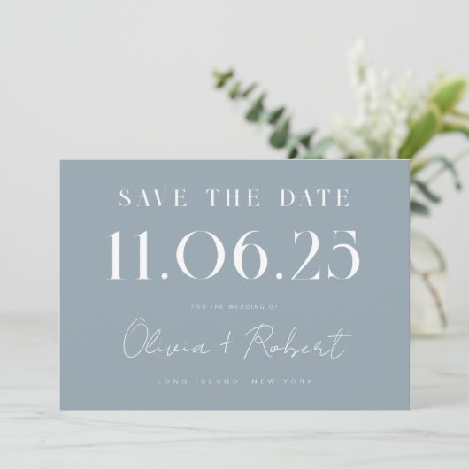 Save The Date Élégant Chic Dusty Blue Mariage Date Enregistrer L (Debout devant)