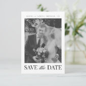 Save The Date Élégant code QR monochrome à monogramme pour maria (Debout devant)