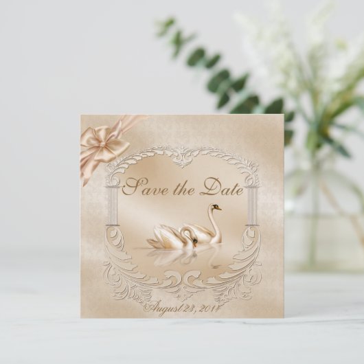 Save The Date Élégant cygne doré Formal Enregistrer la date (Debout devant)