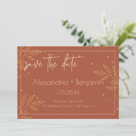 Save The Date Elégant Earthy Brown & Gold Floral Mariage (Debout devant)