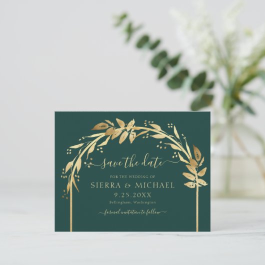 Save The Date Élégant Emerald Green Gold Foliage Arch Mariage (Debout devant)