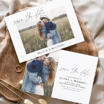 Save The Date Élégant Enregistrer la date Script photo minimalis<br><div class="desc">Mariage Sauvegardez les Cartes de Date qui ont une photo sur le devant et le dos. Les cartes Save the Date contiennent une typographie de script moderne,  lettrée à la main,  qui sont élégantes,  simples et modernes à utiliser après que vous minimaliste simple célébration de mariage.</div>