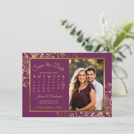 Save The Date Élégant Magenta Plum & Gold Calendar Mariage photo (Debout devant)