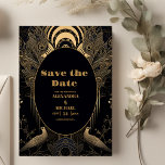 Save The Date Elégant Mariage Art Déco Peacocks<br><div class="desc">Annonce de notre élégant mariage Art Déco Sauvez la Date! Cette carte allie parfaitement le glamour vintage du style Art Déco à la fonctionnalité d'une carte de veille. Le design Art déco ajoute une touche cossue et élégante à votre papeterie mariage, créant une atmosphère de luxe et de sophistication. Voici...</div>