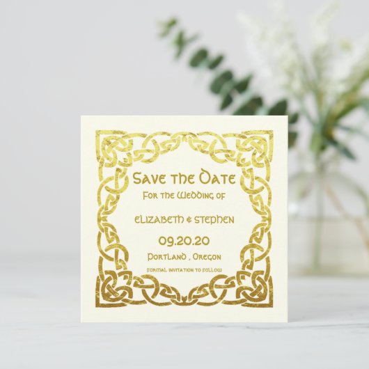 Save The Date Elégant Mariage celtique Ivory Faux Gold Celtic no (Debout devant)