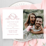 Save The Date Élégant Mariage de monogramme rose pâle photo<br><div class="desc">Annoncez votre date de mariage avec ce mariage saisissant, enregistrez la carte de date comportant deux sections sur le devant, à gauche exquise monographie botanique dessinée à la main élégamment cadrant les initiales en tons rose vif avec vos noms et les détails de la date et de l'emplacement du mariage...</div>