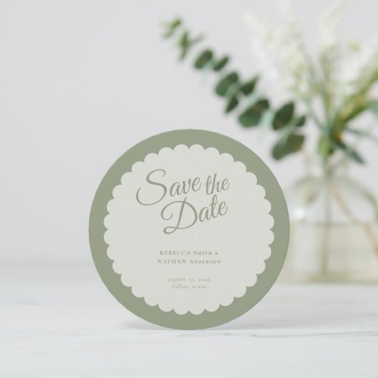 Save The Date Élégant Mariage Sage Green Script (Debout devant)