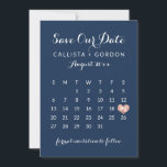 Save The Date Élégant moderne Marine Bleu Rose Gold Heart Calend<br><div class="desc">Ce mariage élégant, minimaliste et moderne, sauf la carte de date, est parfait pour le couple contemporain. Il présente une typographie blanche cursive mignonne et chic avec un calendrier au-dessus d'un simple arrière - plan bleu marine. Il comprend également un coeur rose rose faux imprimé en or qui met en...</div>