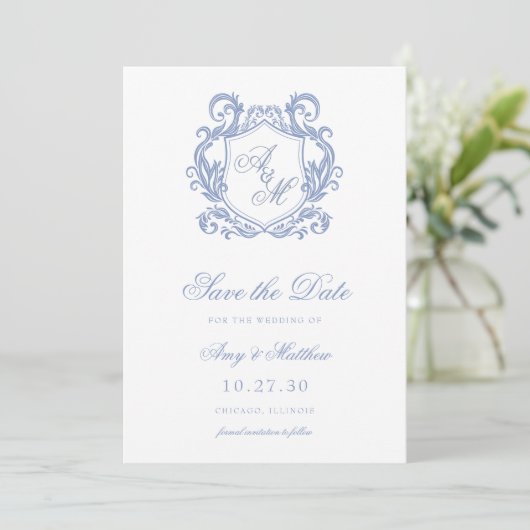 Save The Date Élégant Monogramme Dusty Blue Crest Mariage (Debout devant)