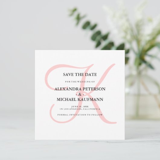 Save The Date Élégant Monogramme moderne en rose Enregistrer la  (Debout devant)