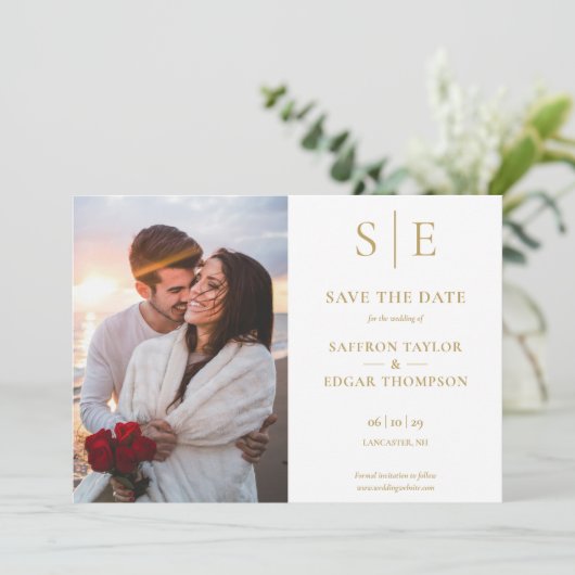 Save The Date Élégant Monogramme Or Mariage photo (Debout devant)