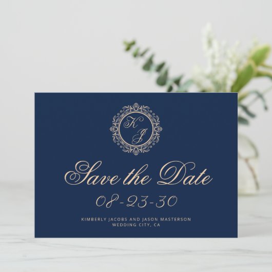 Save The Date Elégant Monogramme Or Marine Mariage bleu (Debout devant)