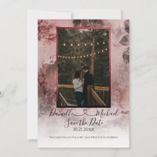 Save The Date Élégant Moody Bourgogne Floral Script Heart Photo