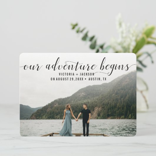Save The Date Élégant Notre aventure commence Enregistrer la dat (Debout devant)