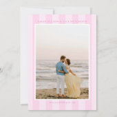 Save The Date Élégant Pastel rayé Pink Script Enregistrer La Dat (Dos)