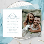 Save The Date Élégant Photo Mariage Monogramme de verre de mer<br><div class="desc">Annoncez votre date de mariage avec ce mariage saisissant enregistrez la carte de date avec deux sections sur le devant, à gauche exquise monographie botanique dessinée à la main élégamment cadrant les initiales en teintes de verre de mer avec vos noms et mariage date et les détails de l'emplacement et...</div>