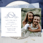 Save The Date Elégant Photo Marine Blue Monogram Mariage<br><div class="desc">Annoncez votre date de mariage avec ce mariage saisissant enregistrez la carte de date comportant deux sections sur le devant, à gauche exquise monographie botanique dessinée à la main élégamment cadrant les initiales des couples dans les tons navy avec vos noms et les détails de la date et de l'emplacement...</div>
