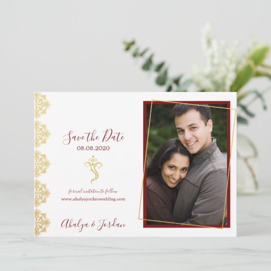 Save The Date Elégant Red & Gold Ganesha & Mehndi Enregistrer la (Debout devant)