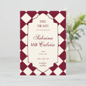 Save The Date Elegant Retro Checkered Burgundy Wedding (Debout devant)