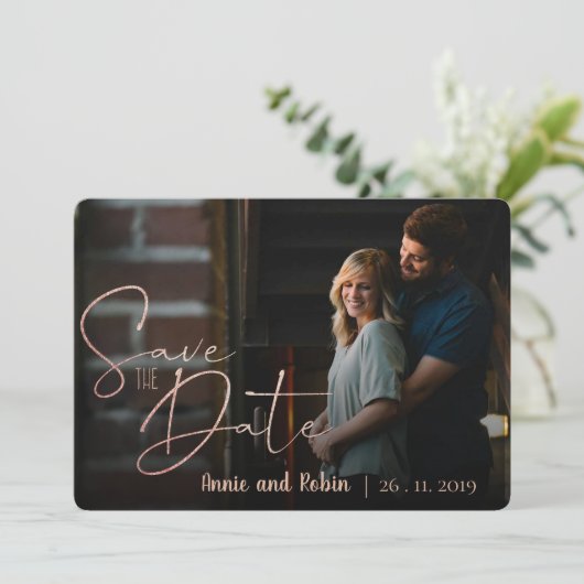 Save The Date Elégant Rose Faux Gold Script Mariage Photo (Debout devant)