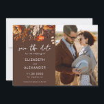 Save The Date Elégant Rustic automne floral brun mariage photo<br><div class="desc">Ce mariage floral d'automne romantique et élégant Save The Date carte photo présente un design botanique chic de fleurs automnales et de verdure dans les tons chauds sur un arrière - plan marron poussiéreux, et est facilement personnalisable avec l'une de vos photos fiançailles préférées. Cette carte Save The Date fait...</div>