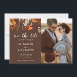 Save The Date Elégant Rustic automne floral brun mariage photo<br><div class="desc">Ce mariage floral d'automne romantique et élégant Save The Date carte photo présente un design botanique chic de fleurs automnales et de verdure dans les tons chauds sur un arrière - plan marron poussiéreux, et est facilement personnalisable avec l'une de vos photos fiançailles préférées. Cette carte Save The Date fait...</div>