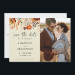 Save The Date Elégant Rustic automne floral mariage photo<br><div class="desc">Ce mariage romantique et élégant à fleurs d'automne Save The Date carte photo présente un design botanique chic de fleurs automnales et de verdure dans les tons chauds et est facilement personnalisable avec l'une de vos photos fiançailles préférées. Cette carte Save The Date fait partie de la collection "Elegant Autumnal...</div>