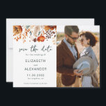 Save The Date Elégant Rustic automne floral mariage photo<br><div class="desc">Ce mariage romantique et élégant à fleurs d'automne Save The Date carte photo présente un design botanique chic de fleurs automnales et de verdure dans les tons chauds et est facilement personnalisable avec l'une de vos photos fiançailles préférées. Cette carte Save The Date fait partie de la collection "Elegant Autumnal...</div>