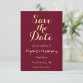 Save The Date Élégant Script Bourgogne Gold Mariage Fiançailles (Debout devant)