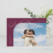 Save The Date Elegant Script Cranberry Curved Frame Photo (Debout devant)