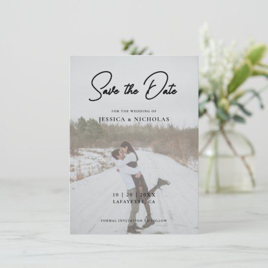 Save The Date Élégant script Mariage photo moderne (Debout devant)