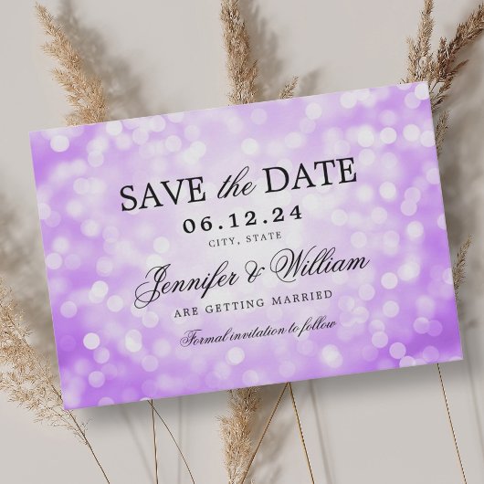 Save The Date Élégant Script Mariage Purple Bokeh Lumières