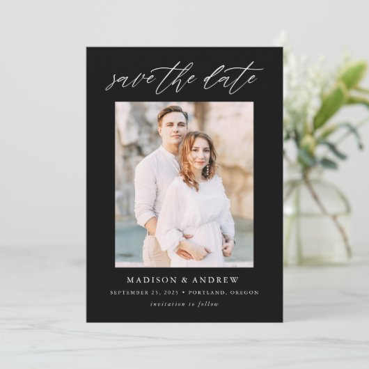 Save The Date Élégant script noir et blanc photo (Debout devant)