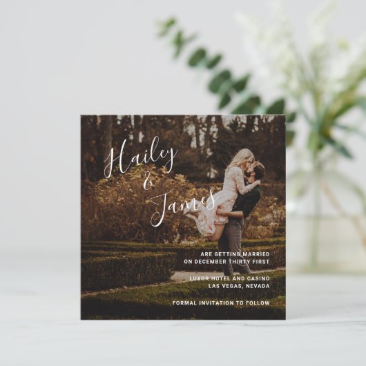Save The Date Élégant script photo Mariage moderne (Debout devant)