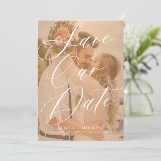 Save The Date Élégant script photo superposition mariage en terr (Debout devant)