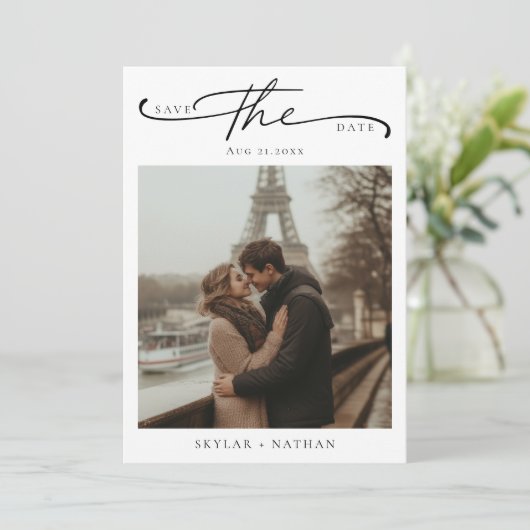 Save The Date Élégant Script Tour Eiffel Mariage photo romantiqu (Debout devant)