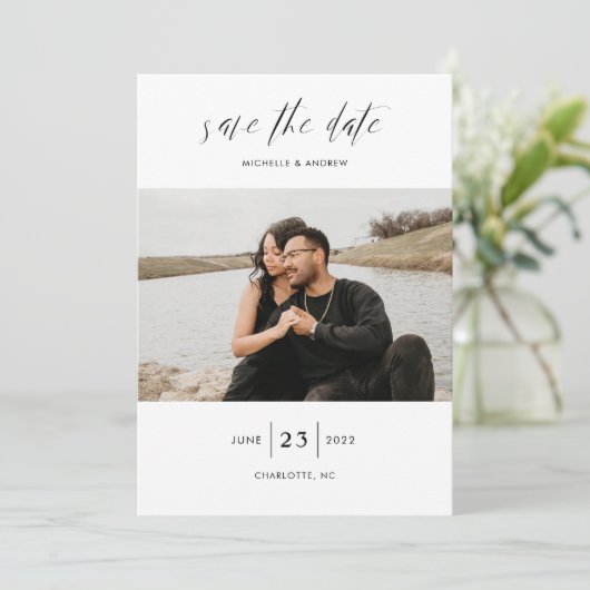 Save The Date Élégant Simple Moderne Script Mariage Photo Enregi (Debout devant)