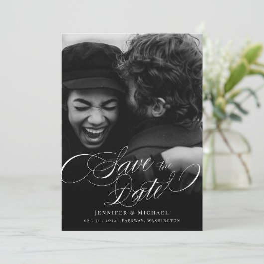 Save The Date Élégante Calligraphie Mariage Classique Enregistre (Debout devant)