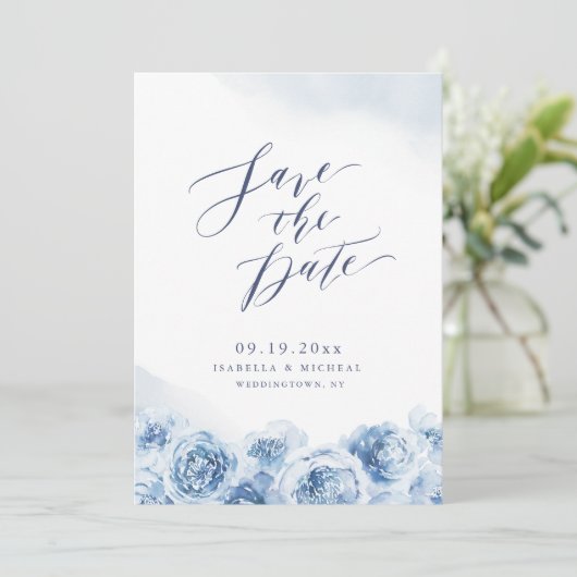 Save The Date Élégante calligraphie mariage floral bleu poussiér (Debout devant)