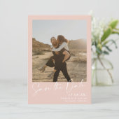 Save The Date Élégante calligraphie rose 2 photos enregistrer la (Debout devant)