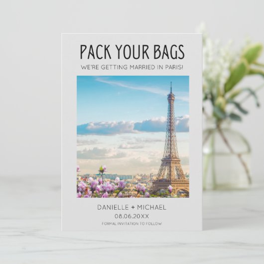 Save The Date Emballez vos sacs Paris Destination Wedding (Debout devant)