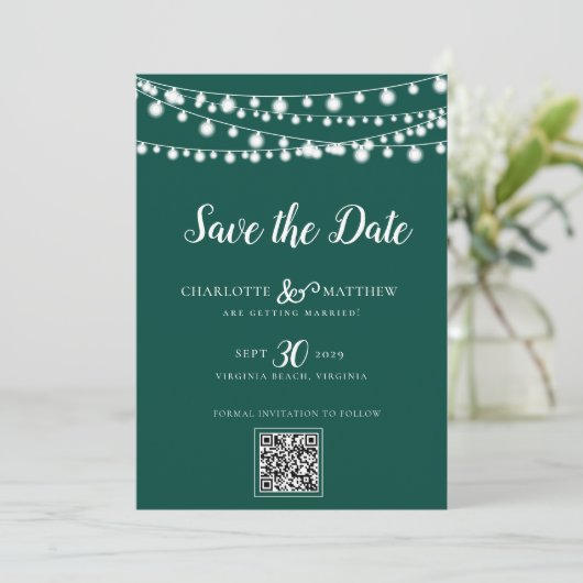 Save The Date Emerald Green String Lights Script moderne Enregis (Debout devant)